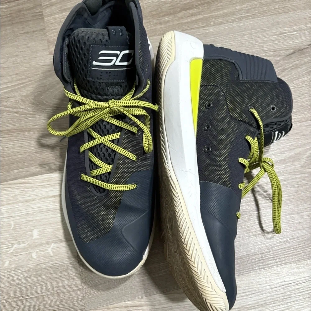 Under Armour Men's Curry SC Basketballl shoes.